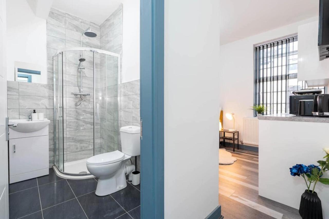 Autumn Oasis - Chic Studio In West Midlands Appartement Birmingham Buitenkant foto
